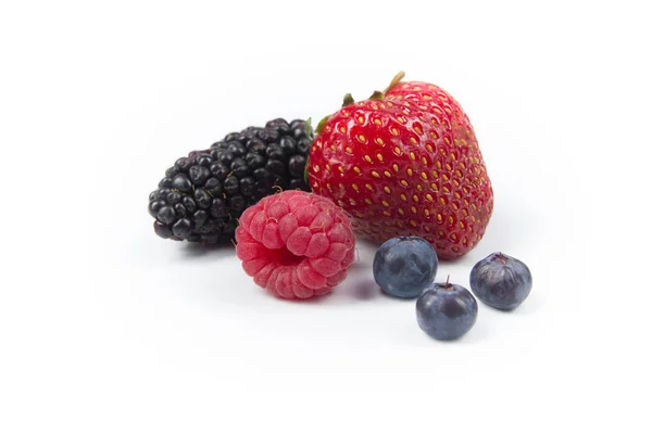 Varias Bayas Frescas Verano Fondo Blanco Antioxidantes Dieta Desintoxicación Frutas —  Fotos de Stock