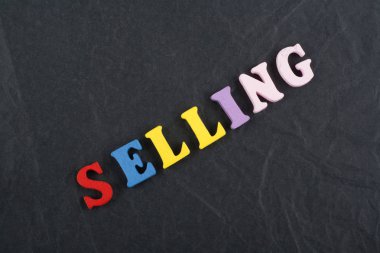 Kara tahta arkaplanındaki kelime renkli alfabe bloklu tahta harflerden oluşmuş, reklam metinleri için kopyalama alanı. İngilizce öğrenme kavramı