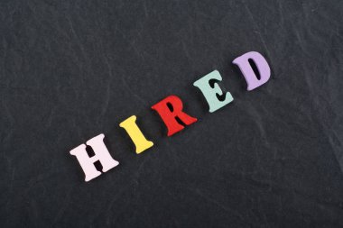 Kara tahta arkaplanındaki kelime renkli alfabe bloklu tahta harflerden oluşmuş, reklam metinleri için kopyalama alanı. İngilizce öğrenme kavramı