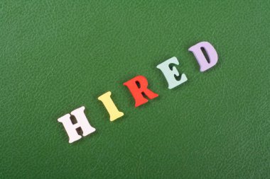 Renkli alfabe bloğu tahta harflerden oluşan yeşil arkaplan kelimesi reklam metinleri için kopyalama alanı. İngilizce öğrenme kavramı