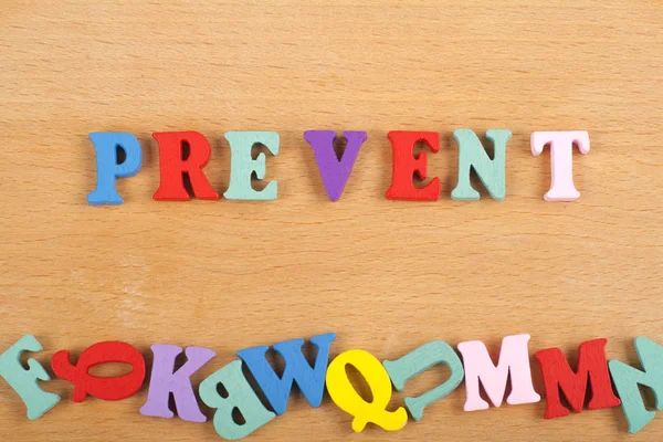 Ahşap arkaplan ile ilgili kelime renkli alfabe bloğu tahta harflerden oluşmuş, reklam metinleri için kopyalama alanı. İngilizce öğrenme kavramı