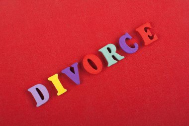 Kırmızı arkaplan ile ilgili kelimeler renkli alfabe bloğu tahta harflerden oluşmuş, reklam metinleri için kopyalama alanı. İngilizce öğrenme kavramı