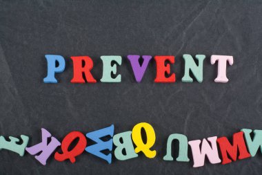 Kara tahta arkaplanındaki kelime renkli alfabe bloklu tahta harflerden oluşmuş, reklam metinleri için kopyalama alanı. İngilizce öğrenme kavramı