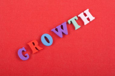 Kırmızı arkaplan ile ilgili kelimeler renkli alfabe bloğu tahta harflerden oluşmuş, reklam metinleri için kopyalama alanı. İngilizce öğrenme kavramı