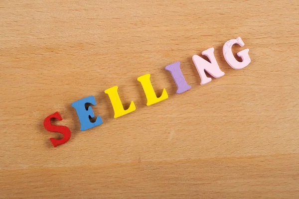 Ahşap arkaplan ile ilgili kelime renkli alfabe bloğu tahta harflerden oluşmuş, reklam metinleri için kopyalama alanı. İngilizce öğrenme kavramı