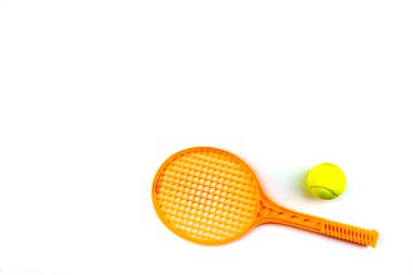 Tenis raketleri ve top, üzerinde beyaz izole. Kopya alanı ile üstten görünüm