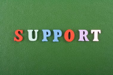 Renkli alfabe bloğu tahta harflerden oluşan yeşil arkaplan kelimesi reklam metinleri için kopyalama alanı. İngilizce öğrenme kavramı