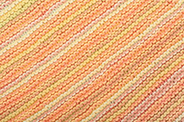 Süveter ya da atkı kumaş dokusu büyük örgü. Örülmüş forma ve kabartma desenli. Yün el yapımı makine, el yapımı.