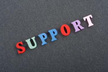 Kara tahta arkaplanındaki kelime renkli alfabe bloklu tahta harflerden oluşmuş, reklam metinleri için kopyalama alanı. İngilizce öğrenme kavramı