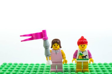 Kukla figürler Lego beyaz arka plan üzerinde. Kukla figürler Lego beyaz arka plan üzerinde. kadın ve erkek yürümek