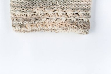 Süveter ya da atkı kumaş dokusu büyük örgü. Örülmüş forma ve kabartma desenli. Örgü ören örgüler. Yün el yapımı makine, el yapımı..