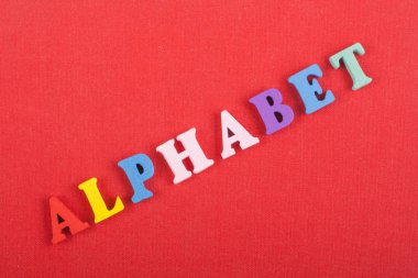 Kırmızı arkaplan ile ilgili kelimeler renkli alfabe bloğu tahta harflerden oluşmuş, reklam metinleri için kopyalama alanı. İngilizce öğrenme kavramı