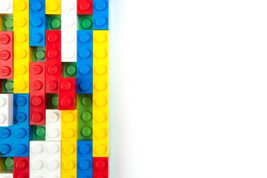 Plastik yapı taşları beyaz arka plan üzerinde izole--dan duvar. Kopya alanı ile Üstten Görünüm