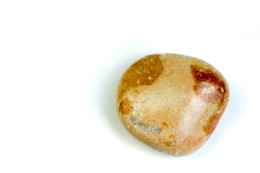 Beyaz arka plan üzerinde taş izole kırmızı ve ıslak deniz. Kopya alanı ile Üstten Görünüm.