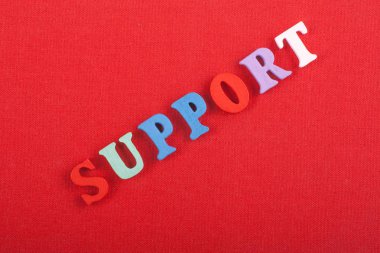 Kırmızı arkaplan ile ilgili kelimeler renkli alfabe bloğu tahta harflerden oluşmuş, reklam metinleri için kopyalama alanı. İngilizce öğrenme kavramı