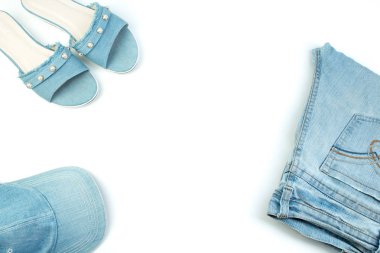 Seyahat, tatil kavramı. Kot, kot, kot beyaz bir arka plan üzerinde kap. Üstten görünüm