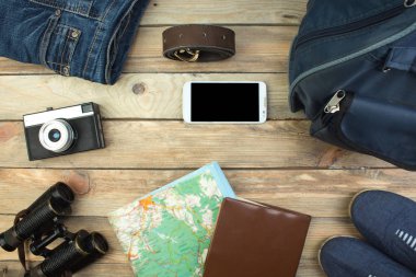 Seyahat aksesuarları kostümleri. Pasaportlar, bavullar yolculuk için hazırlanmış seyahat haritaları. Eski model filtre efektli seyahat aksesuarlarının en üst görünümü