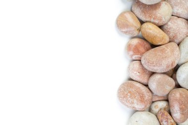 Küçük deniz taşları, üzerinde beyaz izole. Kopya alanı ile üstten görünüm.
