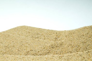 Deniz kum ve çakıl beyaz arka plan üzerinde. Geri kalan kavramı. Üstten görünüm