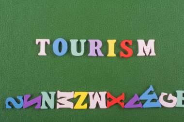 Renkli alfabe bloğu tahta harflerden oluşan yeşil arkaplan kelimesi reklam metinleri için kopyalama alanı. İngilizce öğrenme kavramı