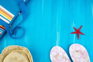 Hasır şapka, güneş gözlüğü ve plaj terlikleri, yaz çanta Wood, arka plan yaz. Üstten Görünüm.