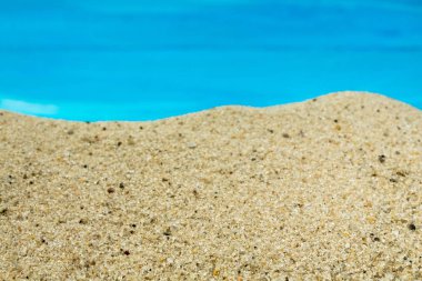 Deniz kum ve çakıl mavi zemin üzerine. Geri kalan kavramı. Üstten Görünüm