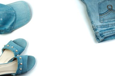 Seyahat, tatil kavramı. Kot, kot, kot beyaz bir arka plan üzerinde kap. Üstten görünüm