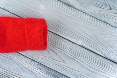 Süveter ya da atkı kumaş dokusu büyük örgü. Örülmüş forma ve kabartma desenli. Yün el yapımı makine, el yapımı.