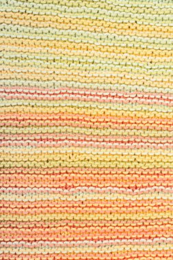 Süveter ya da atkı kumaş dokusu büyük örgü. Örülmüş forma ve kabartma desenli. Yün el yapımı makine, el yapımı.