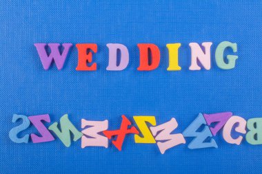 Mavi arkaplan ile ilgili kelime renkli alfabe bloğu tahta harflerden oluşmuş, reklam metinleri için kopyalama alanı. İngilizce öğrenme kavramı