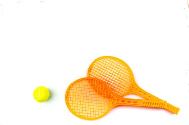 Tenis raketleri ve top, üzerinde beyaz izole. Kopya alanı ile üstten görünüm