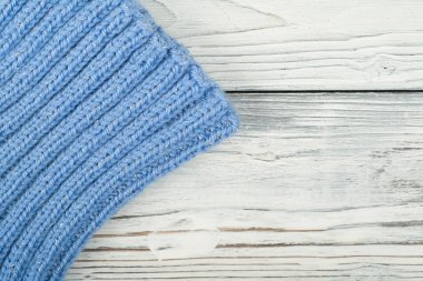 Süveter ya da atkı kumaş dokusu büyük örgü. Örülmüş forma ve kabartma desenli. Örgü ören örgüler. Yün el yapımı makine, el yapımı..