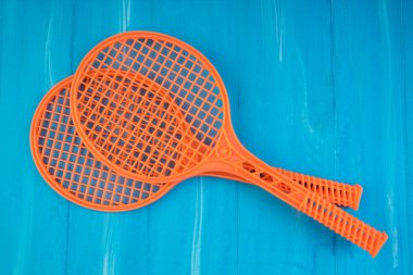 Tenis raketleri mavi ahşap zemin üzerinde. Üstten Görünüm
