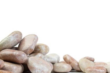 Küçük deniz taşları, üzerinde beyaz izole. Kopya alanı ile üstten görünüm.