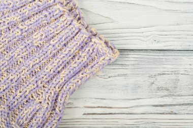 Süveter ya da atkı kumaş dokusu büyük örgü. Örülmüş forma ve kabartma desenli. Örgü ören örgüler. Yün el yapımı makine, el yapımı..