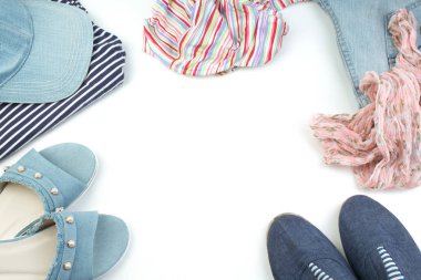 Bayan giyim kot şort kopya alanı ile beyaz arka plan üzerinde. Trendy Moda kıyafet. Alışveriş kavramı. Online mağaza için alay. Düz yatıyordu. Yaz koleksiyonu