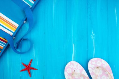 Hasır şapka, güneş gözlüğü ve plaj terlikleri, yaz çanta Wood, arka plan yaz. Üstten Görünüm