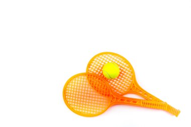 Tenis raketleri ve top, üzerinde beyaz izole. Kopya alanı ile üstten görünüm