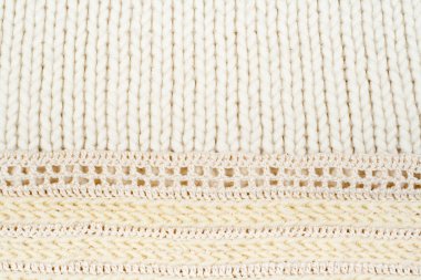 Süveter ya da atkı kumaş dokusu büyük örgü. Örülmüş forma ve kabartma desenli. Yün el yapımı makine, el yapımı.