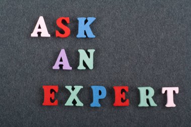 Kara tahta arkaplanındaki kelime renkli alfabe bloklu tahta harflerden oluşmuş, reklam metinleri için kopyalama alanı. İngilizce öğrenme kavramı