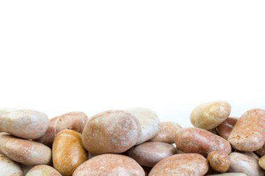 Küçük deniz taşları, üzerinde beyaz izole. Kopya alanı ile üstten görünüm.