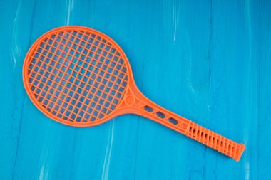 Tenis raketleri mavi ahşap zemin üzerinde. Üstten Görünüm