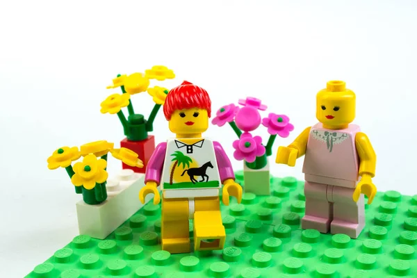 Loutka Figurky Lego Bílém Pozadí Setkání Muž Dává Žena Květiny — Stock fotografie