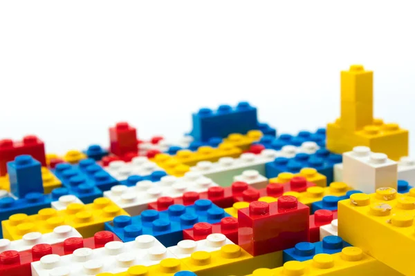 Plastik yapı taşları beyaz arka plan üzerinde izole--dan duvar. Kopya alanı ile Üstten Görünüm