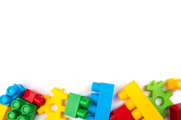 Çok renkli gökkuşağı oyuncak tuğla arka plan. Beyaz arka planda göl kenarında çocuklar için eğitici oyuncak. 3D render. Kopya alanı ile Üstten Görünüm