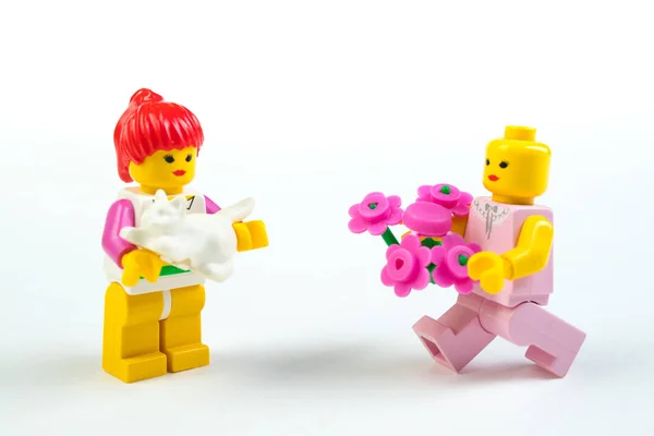 Loutka Figurky Lego Bílém Pozadí Setkání Muž Dává Žena Květiny — Stock fotografie