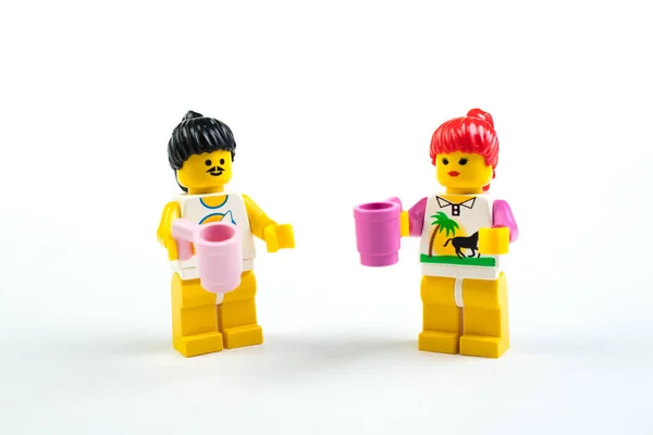 Loutka Figurky Lego Bílém Pozadí Setkání Přáteli Pití Čaje — Stock fotografie