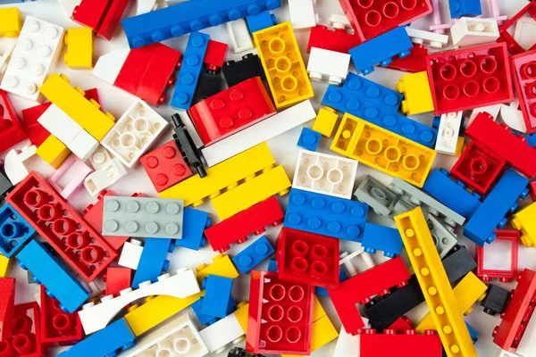 Çok renkli gökkuşağı oyuncak tuğla arka plan. Çocuklar için eğitici oyuncak. 3D render, Top ile kopya alanı göster