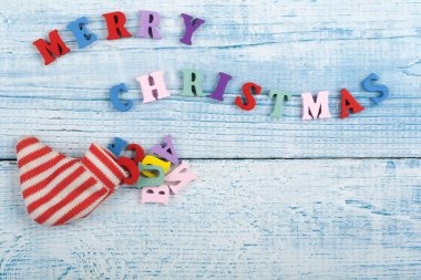 Neşeli Noel kelime ahşap arka plan üzerinde renkli abc alfabe blok ahşap harfler, reklam metni için kopya alanı üzerinden oluşur. Öğrenme İngilizce kavramı.