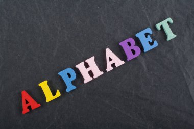 Alfabe kelime kara tahta arka plan üzerinde renkli abc alfabe blok ahşap harfler, reklam metni için kopya alanı üzerinden oluşur. Öğrenme İngilizce kavramı.